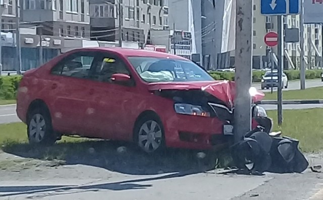 В Сургуте автоледи врезалась в светофор