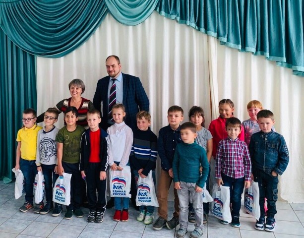 Депутаты Думы Сургутского района передали школьные товары нуждающимся