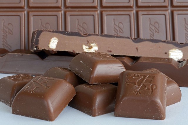 В Нефтеюганске вор украл из магазина 90 плиток шоколада‍