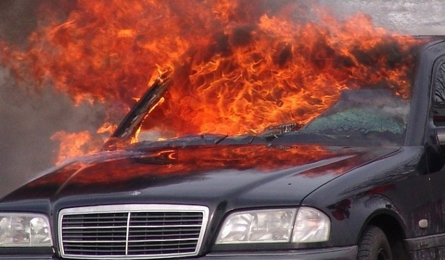 В Сургутском районе 9 пожарных тушили автомобиль