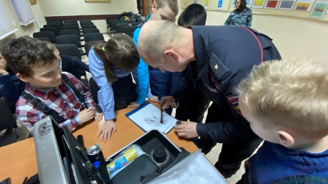 В полиции Сургутского прошла экскурсия для детей с ОВЗ В полиции Сургутского прошла экскурсия для детей с ОВЗ