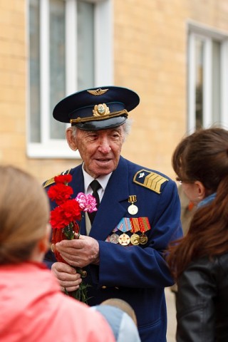 Полиция Ямала поздравила ветеранов с Днём Победы