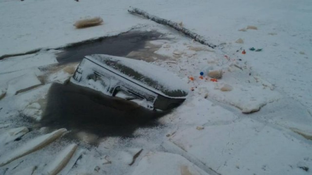 В Югре на переправе автомобиль ушёл под лёд, два человека погибли