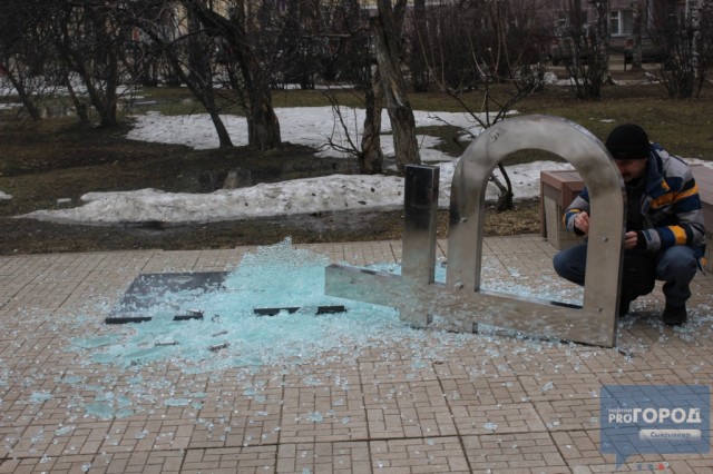 Рубль обвалился. В Сыктывкаре вандалы низвергли памятник российской валюте