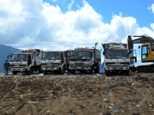 На полигоне ТБО в Полетаево мусоровозы встали в очередь
