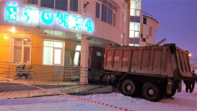 В Ханты-Мансийске грузовик врезался в детсад