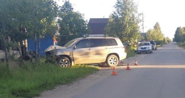 В Сургутском районе водитель врезался в столб и погиб на месте