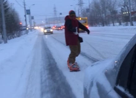 В Сургуте сноубордист проехал на доске по дорогам