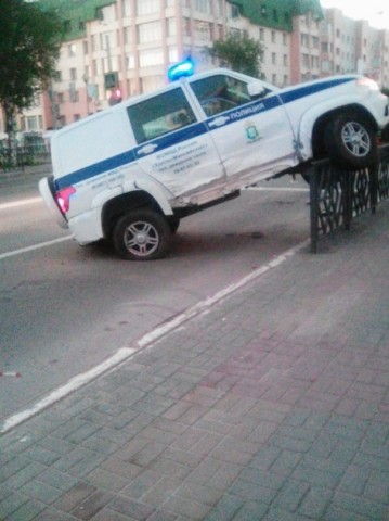 В Ханты-Мансийске УАЗ полиции попал в ДТП во время погони / ВИДЕО