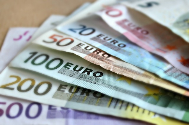 Курс евро превысил порог в 80 рублей впервые с 11 апреля
