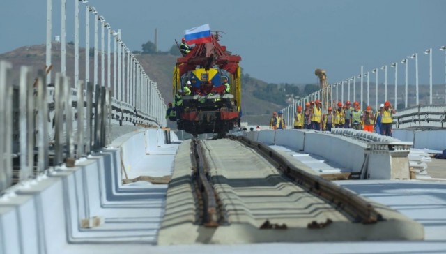 Железнодорожный Крымский мост соединен