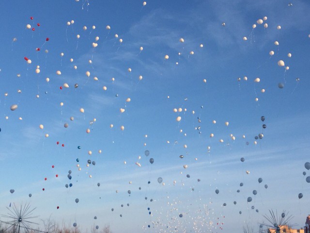 Скорбим! Белые шары памяти вознеслись над всем Сургутским районом / ФОТО