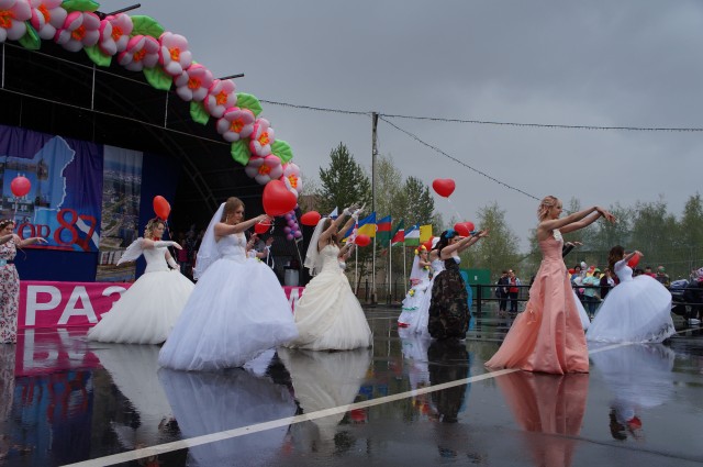 В Лянторе, несмотря на дождь, прошёл парад невест