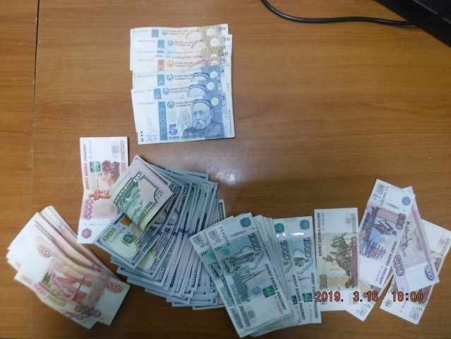 Житель Таджикистана пытался вывезти на родину незадекларированную валюту