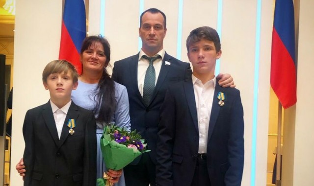 Братьям Большаковым из Нижневартовска вручили медали «За мужество в спасении»