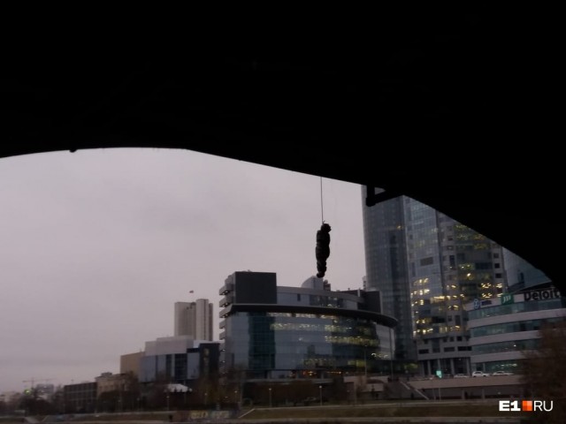 На Екатеринбурге на мосту висел мешок в форме человеческого тела