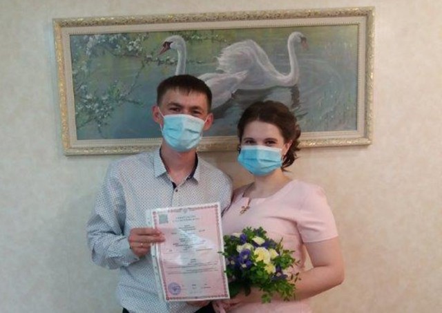С начала лета с соблюдением мер безопасности в Сургутском районе зарегистрировали брак 50 пар