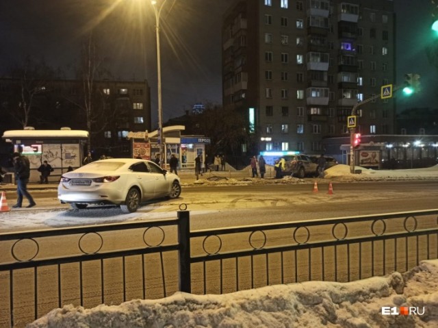 В Екатеринбурге от удара иномарку выбросило на толпу пешеходов