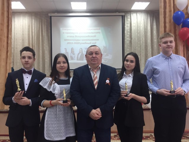 ​Школьников Сургутского района наградили за участие во Всероссийской олимпиаде