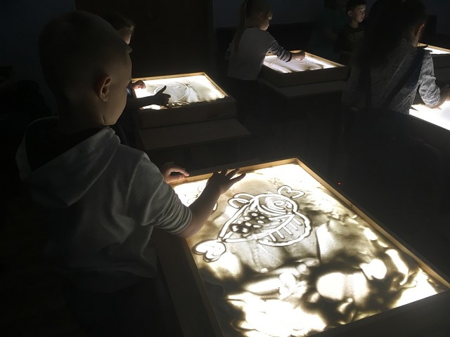 В Сургутском районе дети учились песочной анимации