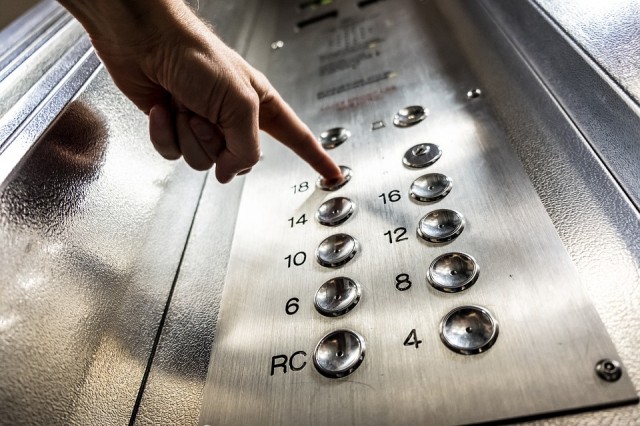 В Сургуте жители дома рискуют остаться без лифта на 4 месяца