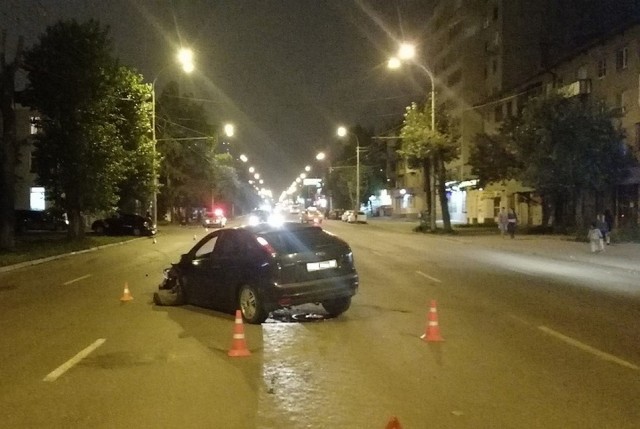 В Екатеринбурге Opel врезался в Ford: двое госпитализированы