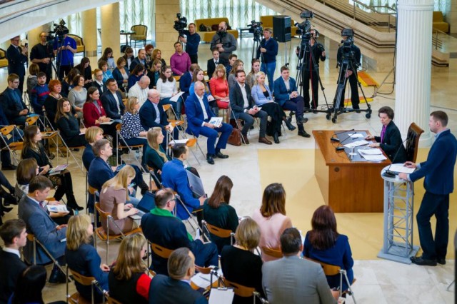 ​Наталья Комарова провела большую пресс-конференцию в Ханты-Мансийске