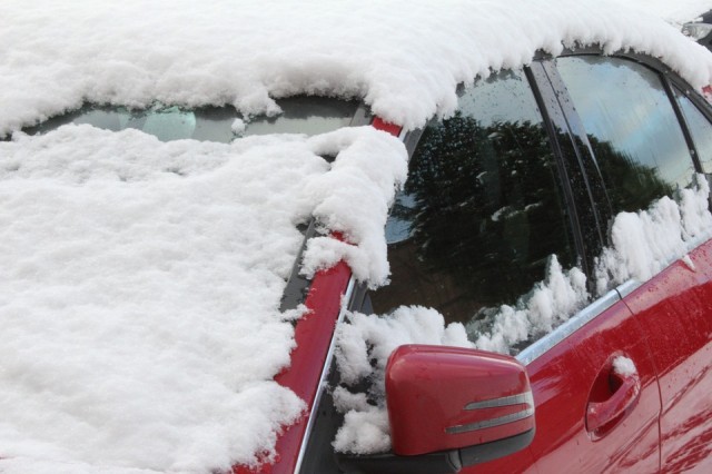 Несколько автомобилей в Югре повредил падающий с крыш снег