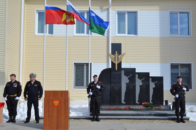 В честь 4-летия отряда ОМОН силовики в Сургуте открыли мемориал памяти павших товарищей