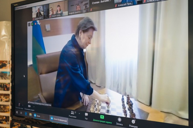 В Югре турнир по шахматам открыла Наталья Комарова