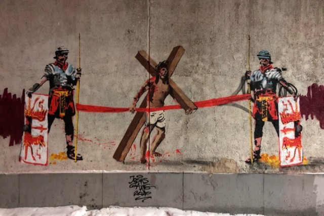 Екатеринбург разглядывает новое граффити с окровавленным Иисусом