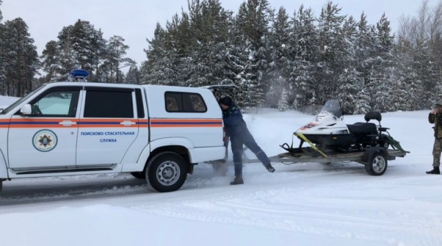 В Югре спасатели эвакуировали людей с зимника и льда реки