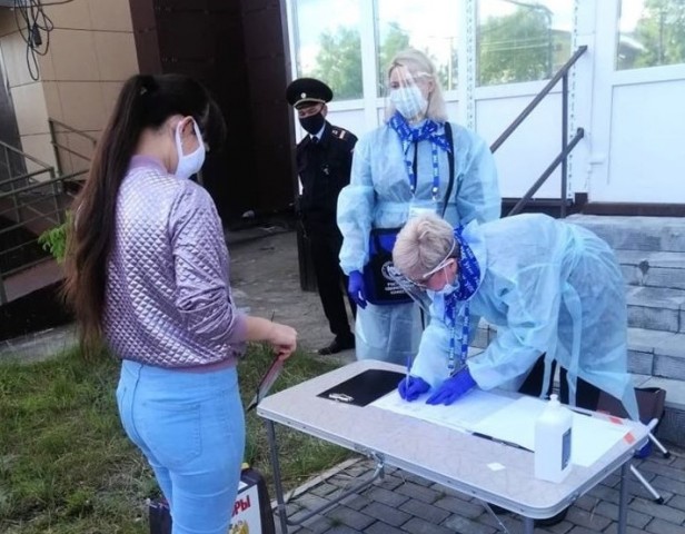 Жители Сургутского района приходят на избирательные участки поодиночке и семьями Жители Сургутского района приходят на избирательные участки поодиночке и семьями