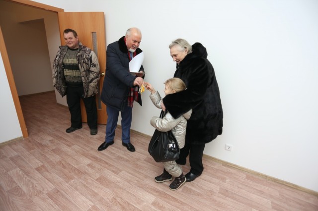 Мэр Сургута вручил двум семьям ключи от новых квартир