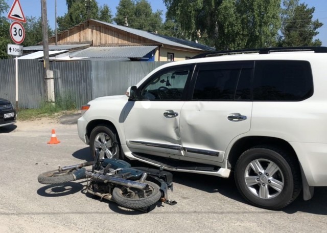 В Сургутском районе 15-летний байкер попал под машину