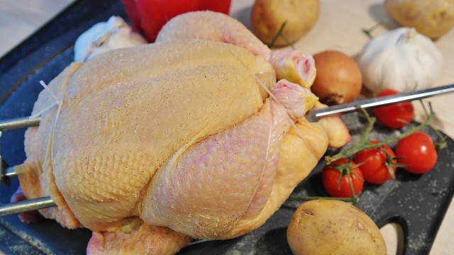 ​В Тюмени пьяная покупательница избила кассира из-за курицы
