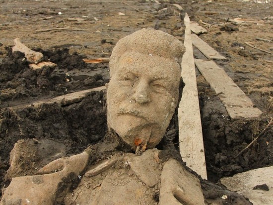 Под Челябинском обнаружили затонувший бюст Сталина
