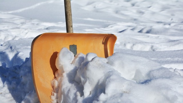 В Саратове учителей заставили убирать снег во дворе школы