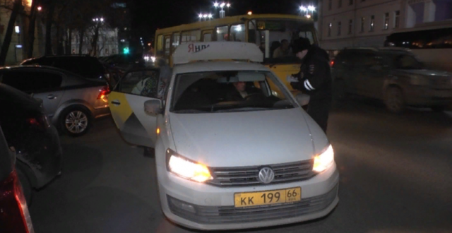 В Екатеринбурге поймали таксистов — нелегалов