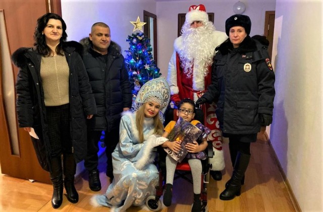​Полицейские Сургутского района подарили детям телевизор