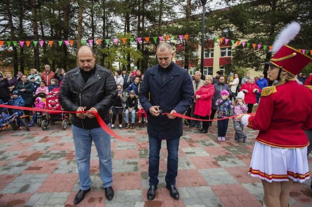 Андрей Трубецкой разрезал красную ленточку на открытии сквера в Барсово