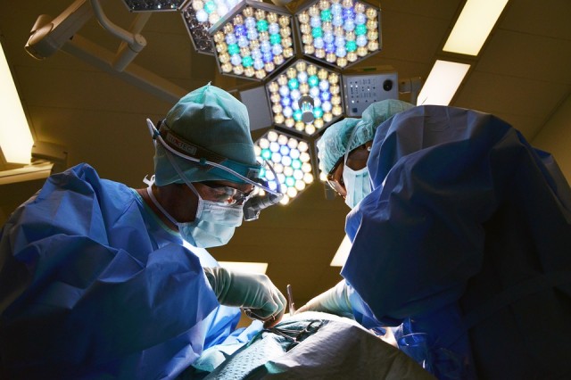 Сургутские врачи спасли девочку, проглотившую батарейку