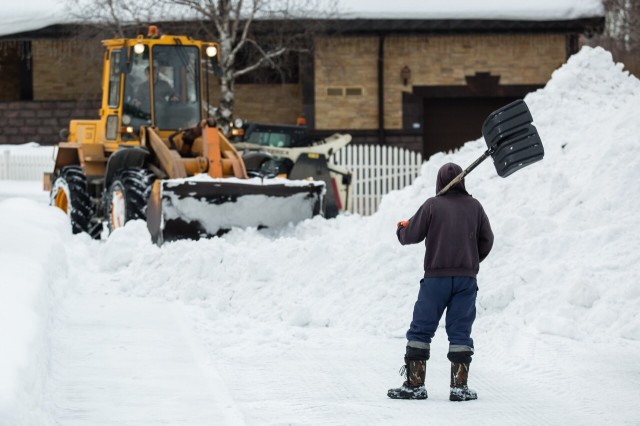 На уборку снега в Сургуте вышли более 100 единиц техники
