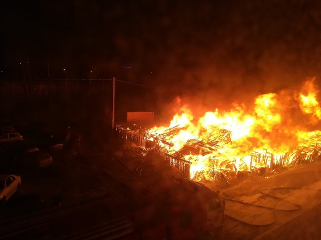 В Сургуте крупный пожар на Усольцева уничтожил дома и автомобили