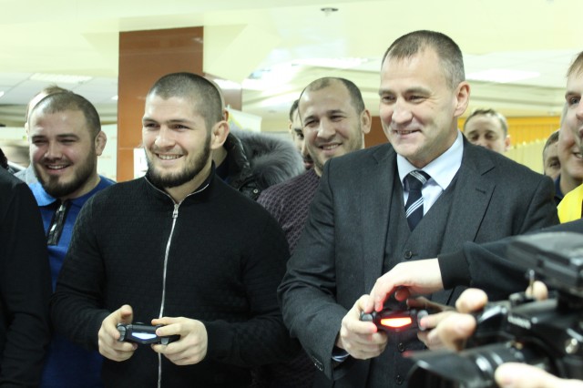 Хабиб Нурмагомедов встретился с фанатами в Сургутском районе