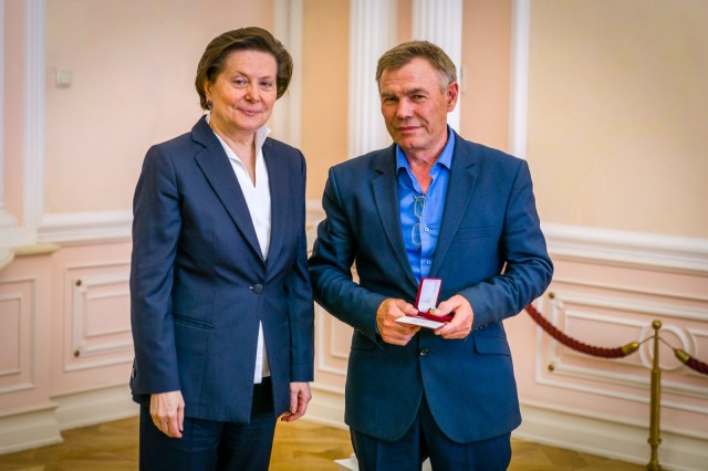 Наталья Комарова вручила государственные награды югорчанам