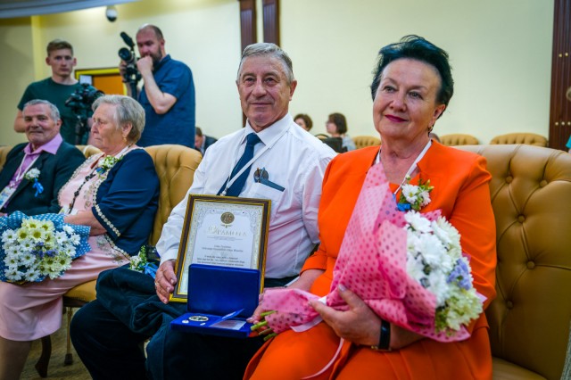 Югорские семьи получили награды «За любовь и верность»