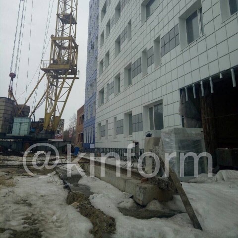 В Сургуте на стройке около СОКБ рабочий упал в шахту лифта и погиб