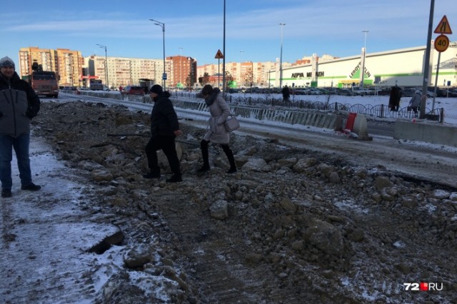 В Тюмени дорожники перекопали переход у ТЦ «Кристалл»