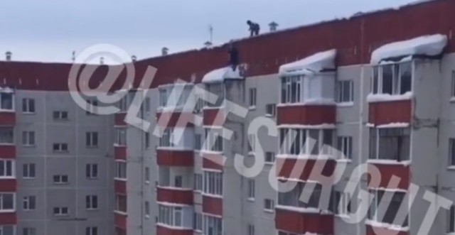 Сургутян смущают коммунальщики, работающие на 9 этаже без страховки